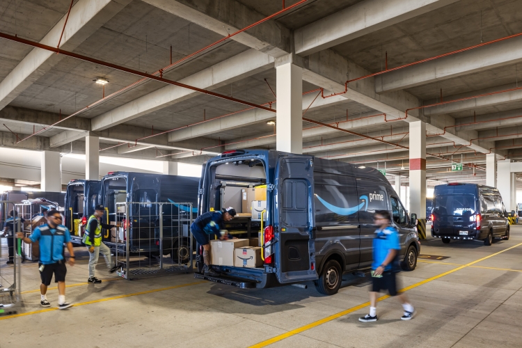 Amazon Warehouse in Honolulu by MG2 Architects and Swinerton Construction